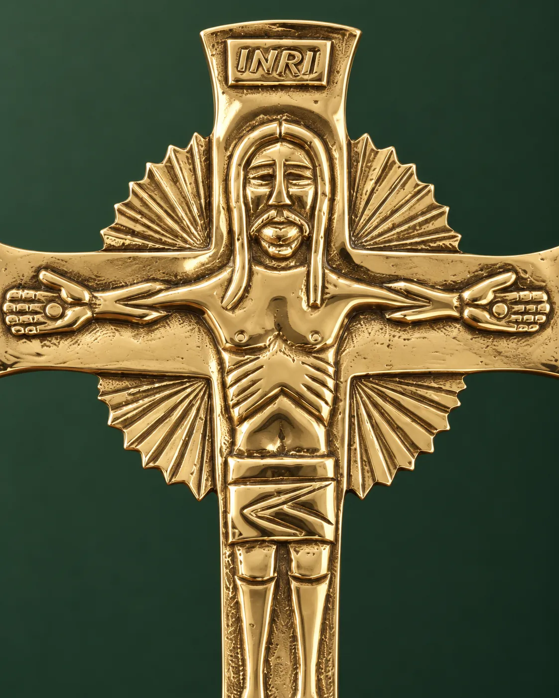 Detalle del rostro de Cristo, el INRI y los rayos que rodean la figura