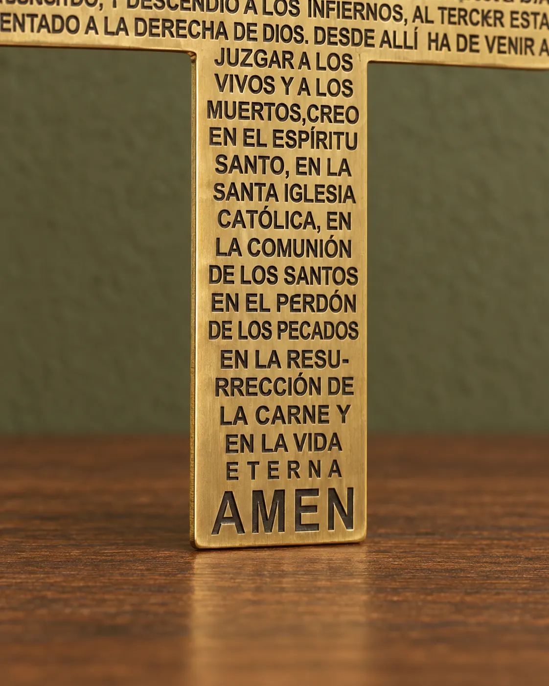 Detalle en ángulo del cierre del Credo, con la palabra «Amén», en la base de la cruz