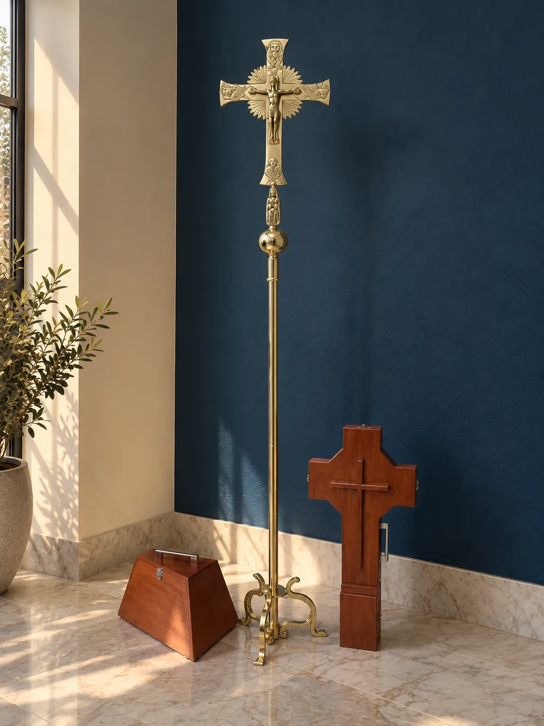 El conjunto completo: la cruz sobre su trípode junto a las dos cajas de madera