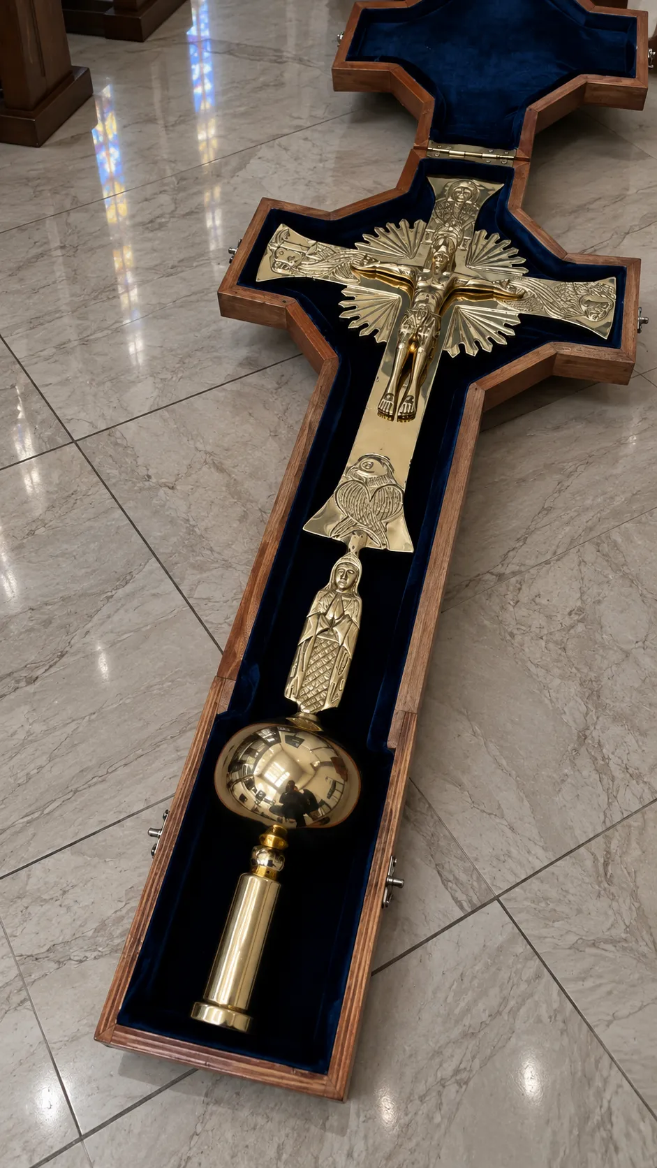 La cruz resguardada dentro de su caja, forrada en terciopelo a la medida de la pieza
